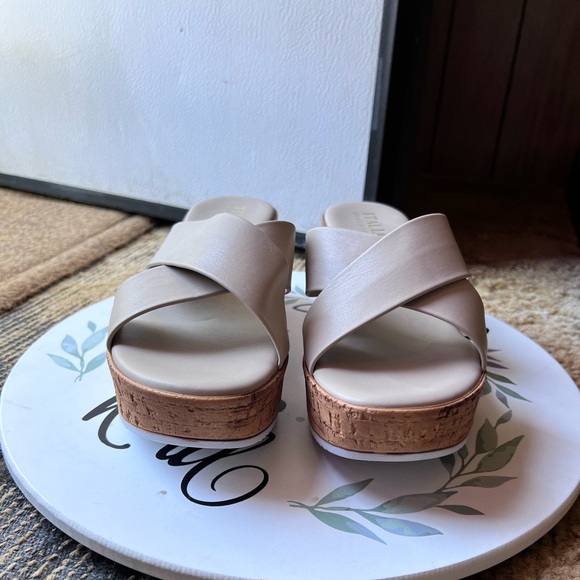 Italian Shoemakers Elexis Women's Wedge Sandals - Picture 14 of 17